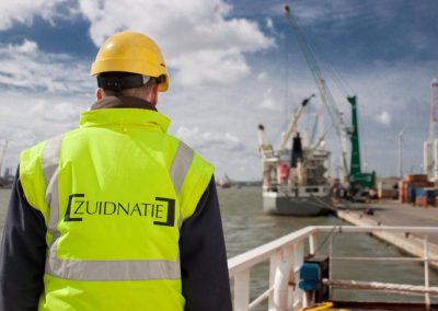 Scheepsbelader voor rijst bij Zuidnatie